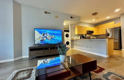 Downtown San Diego Condominio | Little Italy 2-bd 2-ba 2-pkg W/D AC Fitness Center Pool Jacuzzi 6 blks from bay