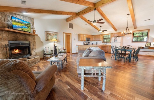 Wears Valley Cabina | Little Little: Pet Friendly, Free Attraction Tickets, Hot Tub, Views & Hiking Trails