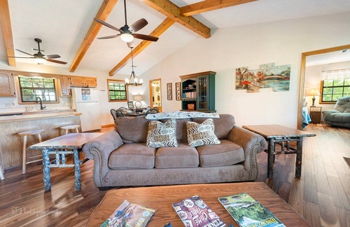 Wears Valley Cabina | Little Little: Pet Friendly, Free Attraction Tickets, Hot Tub, Views & Hiking Trails