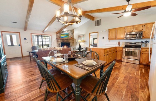 Wears Valley Cabina | Little Little: Pet Friendly, Free Attraction Tickets, Hot Tub, Views & Hiking Trails