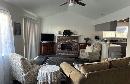 Turlock Casa | Little Palace in Turlock. 3 bdrm, 2 bath. Steps from Stanislaus Univ. & Hospital