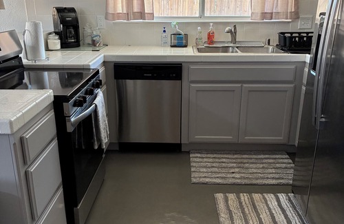 Turlock Casa | Little Palace in Turlock. 3 bdrm, 2 bath. Steps from Stanislaus Univ. & Hospital