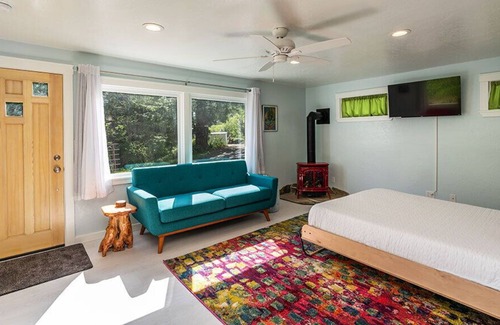 Westhaven-Moonstone Cabina | Little Red House - New Historic Home, Near Beach, 1 Dog Welcome Too!