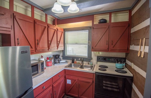 Lansing Cabina | Little Red on the New River + Covered Porch + Fire Pit + Riverfront