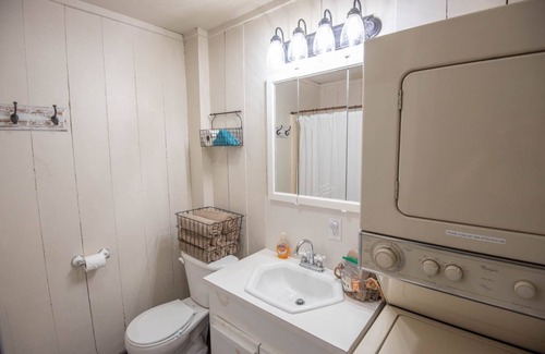 Lansing Cabina | Little Red on the New River + Covered Porch + Fire Pit + Riverfront