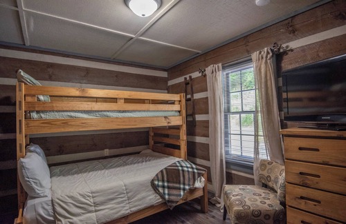 Lansing Cabina | Little Red on the New River + Covered Porch + Fire Pit + Riverfront