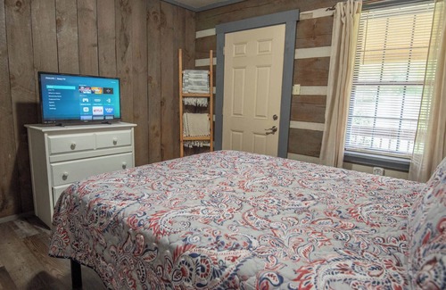 Lansing Cabina | Little Red on the New River + Covered Porch + Fire Pit + Riverfront