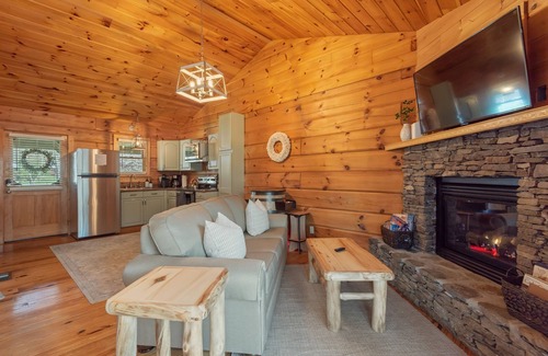 Townsend Cabina | Little River Cabin - Riverfront, 1 mile from GSMNP - Romantic Getaway!
