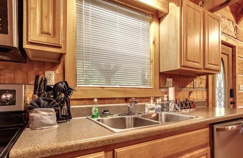 Sevierville Villa | Little Smoky Secret (Brand New Hot Tub, Appliances, King Size Handmade Mattress