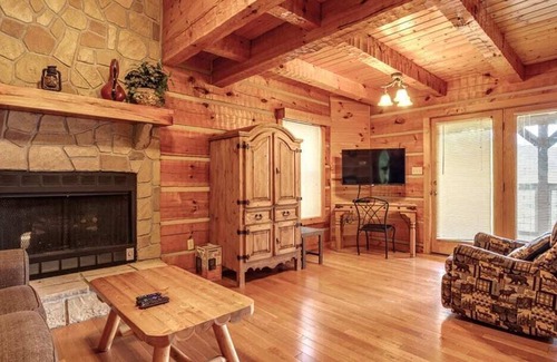 Sevierville Villa | Little Smoky Secret (Brand New Hot Tub, Appliances, King Size Handmade Mattress