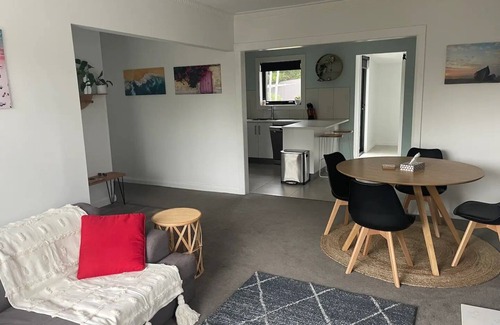 Riverside Casa | Little White House on Ecclestone close to city centre and Tamar Valley Wineries!