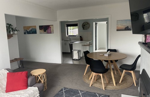 Riverside Casa | Little White House on Ecclestone close to city centre and Tamar Valley Wineries!