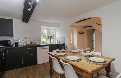 Chippenham Cabaña | LITTLE WICK, pet friendly, character holiday cottage in Lacock