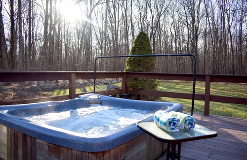 Albrightsville Cabina | Little Woodsy Lodge in the Poconos - Cozy Cabin Retreat with Hot Tub