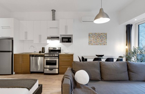 Downtown Montreal Apartamento | Liv MTL* 50% Off * Downtown 304 Luxury Studio Oasis | Relaxed Getaway + Spacious + Office + Pets Stay Free!