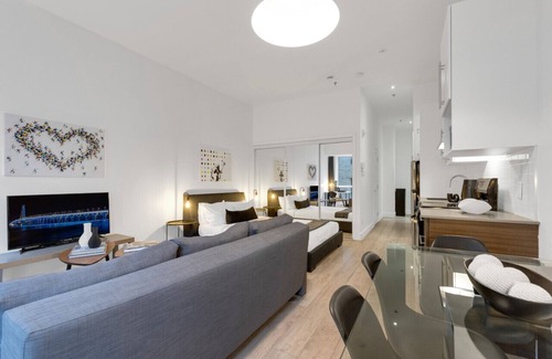 Downtown Montreal Apartamento | Liv MTL* 50% Off * Downtown 304 Luxury Studio Oasis | Relaxed Getaway + Spacious + Office + Pets Stay Free!