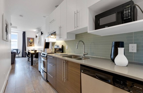 Downtown Montreal Apartamento | Liv MTL* 55% Off * Downtown 401 Luxurious 2BR Oasis | Relaxed Getaway + Spacious + Office + Pets Stay Free!