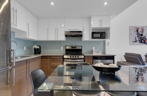 Downtown Montreal Apartamento | Liv MTL* 55% Off * Downtown 403 Luxurious Duplex | Relaxed Getaway + Spacious High ceiling + Office + Pets Stay Free!