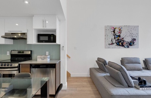 Downtown Montreal Apartamento | Liv MTL* 55% Off * Downtown 403 Luxurious Duplex | Relaxed Getaway + Spacious High ceiling + Office + Pets Stay Free!