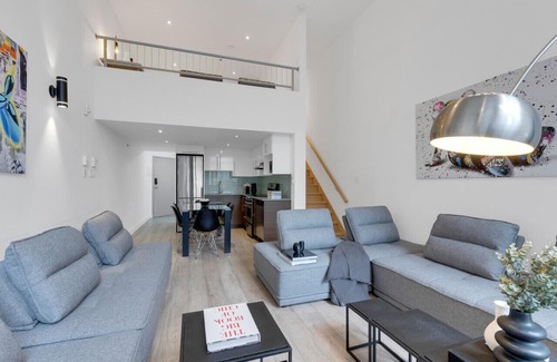 Downtown Montreal Apartamento | Liv MTL* 55% Off * Downtown 403 Luxurious Duplex | Relaxed Getaway + Spacious High ceiling + Office + Pets Stay Free!