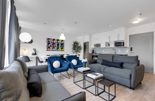 Downtown Montreal Apartamento | Liv MTL* 60% Off * Downtown 503 Upscale 3BR Duplex | Large Family Retreat + Private Oasis Rooftop + Office + Pets Stay Free!