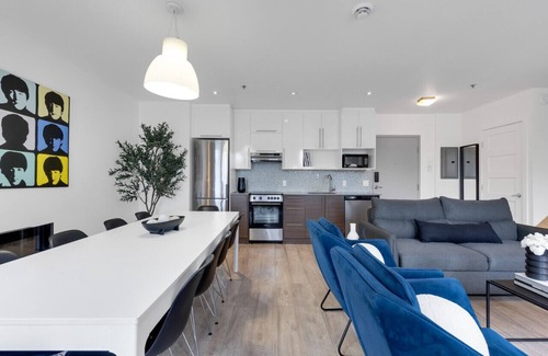 Downtown Montreal Apartamento | Liv MTL* 60% Off * Downtown 503 Upscale 3BR Duplex | Large Family Retreat + Private Oasis Rooftop + Office + Pets Stay Free!