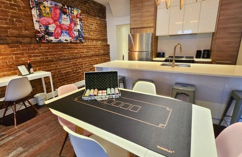 Plateau Mont Royal Apartamento | Liv MTL* 55% Off * Soho 5 Upscale Studio | Relaxed Getaway + Private Rooftop + Office + Pets Stay Free!
