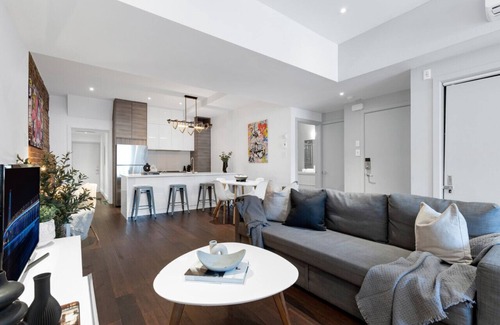 Plateau Mont Royal Apartamento | Liv MTL* 55% Off * Soho 5 Upscale Studio | Relaxed Getaway + Private Rooftop + Office + Pets Stay Free!