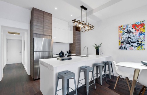 Plateau Mont Royal Apartamento | Liv MTL* 55% Off * Soho 5 Upscale Studio | Relaxed Getaway + Private Rooftop + Office + Pets Stay Free!