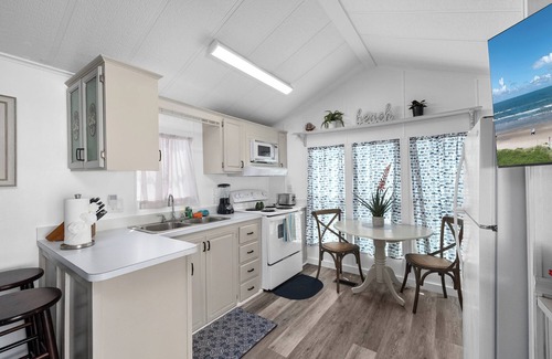 Port Isabel Cabaña | LIV Resort: Cottage with Private Jacuzzi/Pet Friendly