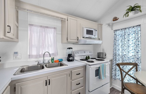 Port Isabel Cabaña | LIV Resort: Cottage with Private Jacuzzi/Pet Friendly