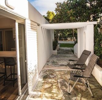 Voula Casa | LIVAS Athens Voula garden bungalow