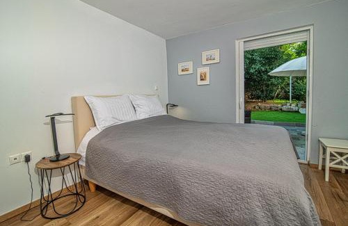 Voula Casa | LIVAS Athens Voula garden bungalow