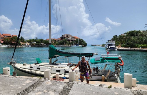 Puerto Aventuras Alquiler De Eote | Live and Sleep like a Pirate on a 32 feet Sailboat