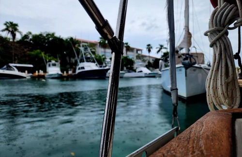 Puerto Aventuras Alquiler De Eote | Live and Sleep like a Pirate on a 32 feet Sailboat