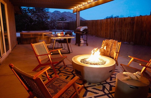 Joshua Tree Casa | 🌵Live Centered w/Hot Tub, Fire Pit & BBQ In Joshua Tree & Walk to Town!🌵