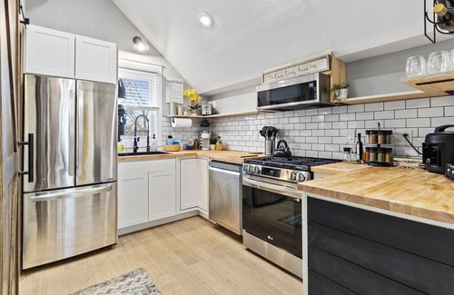 Village of Germantown Apartamento | Live in Chic and Comfort: Experience Our Thoughtfully Designed 1 Bed with Loft!