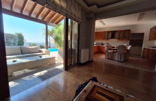 Agios Athanasios Casa | Live in landlord guest house panthea
