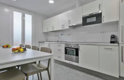Sant Antoni Apartamento | Live Like a Local in Central Barcelona – 3BR Apartment with Balconies