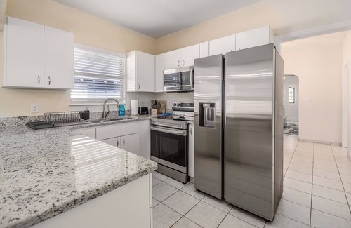 Dixieland Casa | Live Like a Local in Lakeland’s Coziest Bungalow- Foosball, Fountain & Fast WiFi
