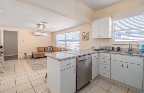 Dixieland Casa | Live Like a Local in Lakeland’s Coziest Bungalow- Foosball, Fountain & Fast WiFi