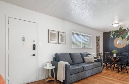 North Loop Apartamento | Camina por el vibrante North Loop con una piscina