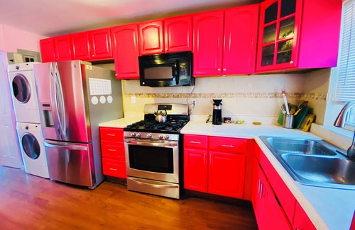 Williamsbridge Casa | Live the Dream at NYC Barbie’s House: Chic 4-Bed, 2.5-Bath Bronx Getaway!