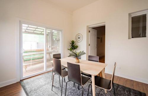 Avondale Apartamento | Lively 3BR Apt in Chicago - Milwaukee N3