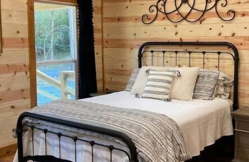 Athens Cabina | Livin on the Edge Cabin in Albert Pike, Brand New!
