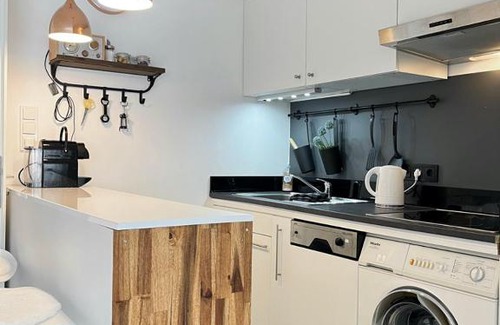 Saarbruecken Apartamento | Living at Saarpartments -AdultsOnly- 2 Bedrooms, Kitchen- Business & Holiday Apartments for Long- and Short term Stay, 3 min to Train-Station, Secure E-Bike Parking!