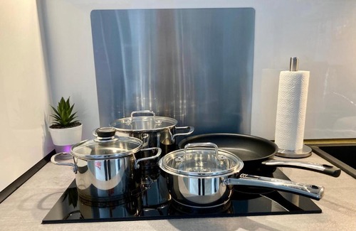 Saarbruecken Apartamento | Living at Saarpartments -AdultsOnly- 2 Bedrooms, Kitchen- Business & Holiday Apartments for Long- and Short term Stay, 3 min to Train-Station, Secure E-Bike Parking!