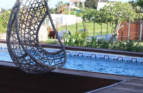 Estepona Chalet De Esquí | Living in a tiny house with horses and near the sea. 2 People