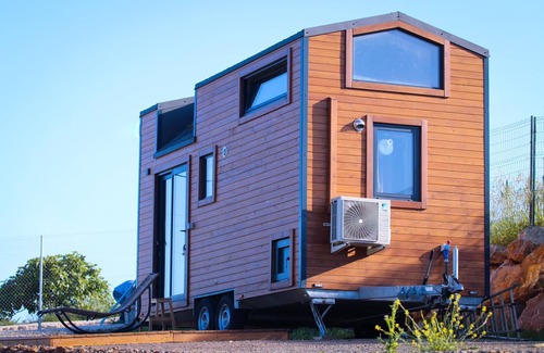 Estepona Chalet De Esquí | Living in a tiny house with horses and near the sea. 2 People