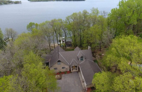 Madison Lake Casa | Living Large on Lake Front Luxury
